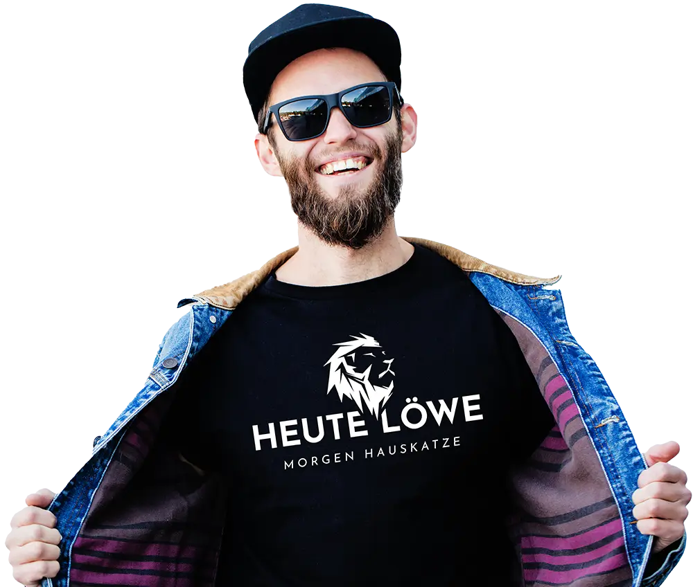 Mann mit Sonnenbrille, der ein schwarzes T-Shirt mit Löwen-Motiv und dem Spruch „Heute Löwe, morgen Hauskatze“ trägt. Perfekt für den Junggesellenabschied.